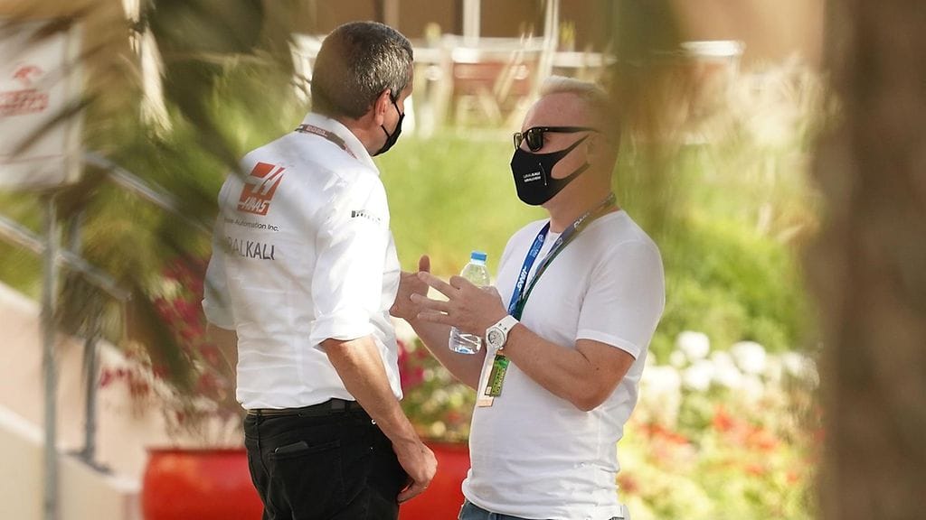 Haasin tallipäällikkö Günther Steiner ja Uralkalin omistaja Dimitri Mazepin keskustelemassa Bahrainin varikolla maaliskuussa 2021.