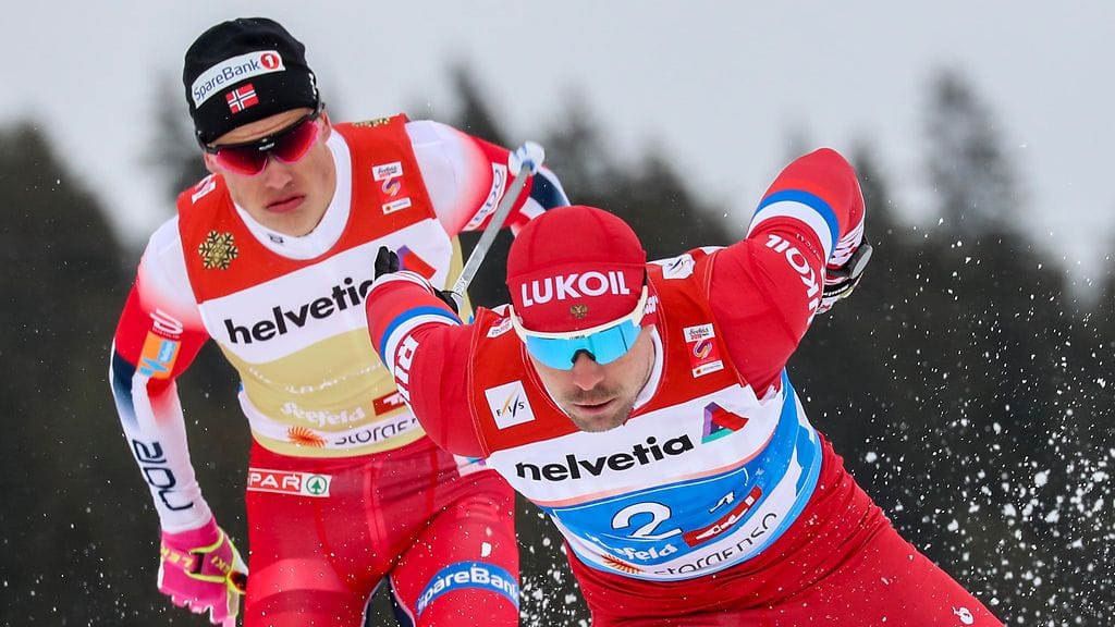 Sergei Ustjugov (edessä) tuohtui Johannes Hösflot Kläbolle kolmen vuoden takaisessa MM-sprintissä.