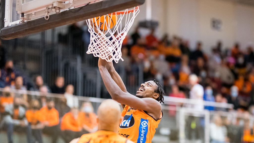 Simeon Carter oli välieräavauksessa Karhu Basketin paras pistemies.