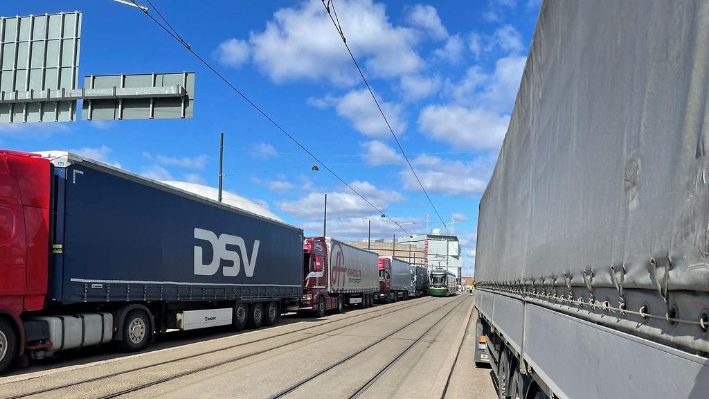 Rekkoja jonossa Länsisatamassa.