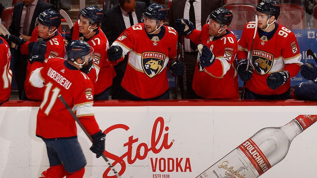 Jonathan Huberdeau (vas.) oli Florida Panthersin ykkösnimi Winnipeg-voitossa.