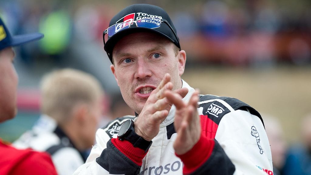 Jari-Matti Latvala on vaihtanut ajohaalarit tallipomon takkiin. Kuva vuodelta 2019.
