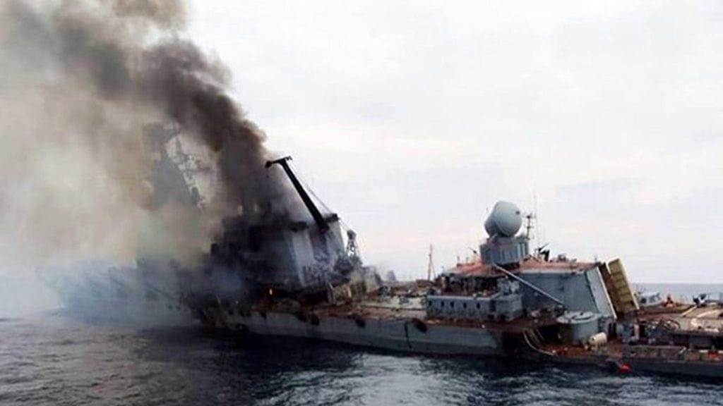 Kuvassa kerrotaan olevan savuava Moskva-laiva. Kuvan aitoutta ei ole vahvistettu.