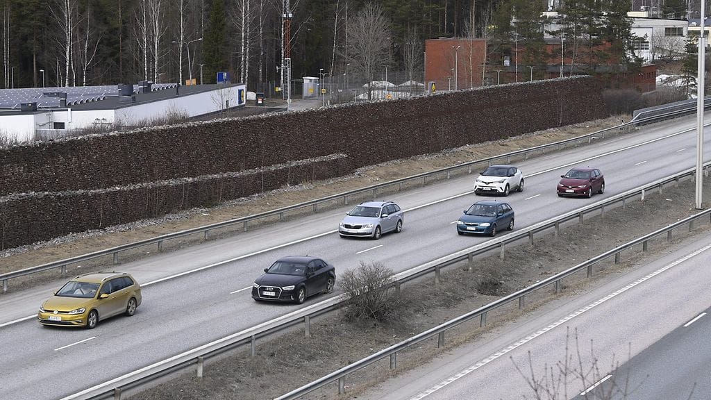 Pääsiäisen paluuliikenteen huippu alkoi puolenpäivän aikaan maanantaina.