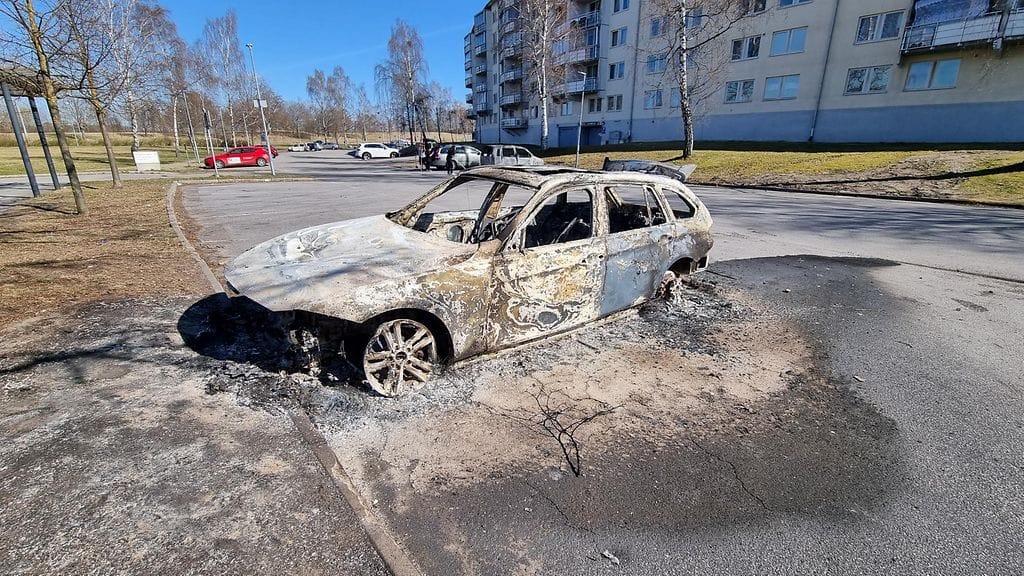Tuhoutunut auto Ruotsissa Norrköpingissä. Kuvituskuva.