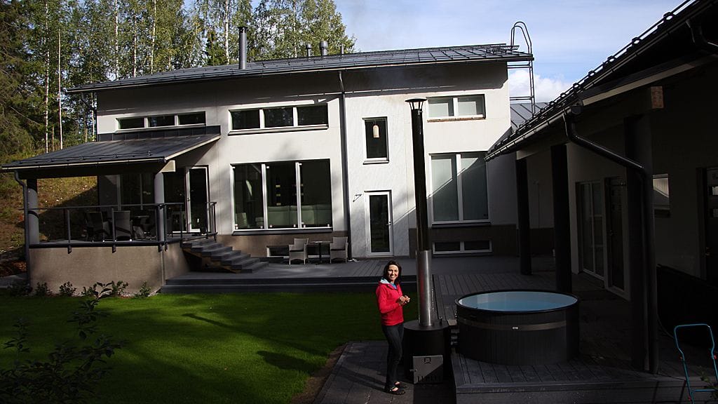 Aino-Kaisa Saarinen kotinsa pihamaalla.