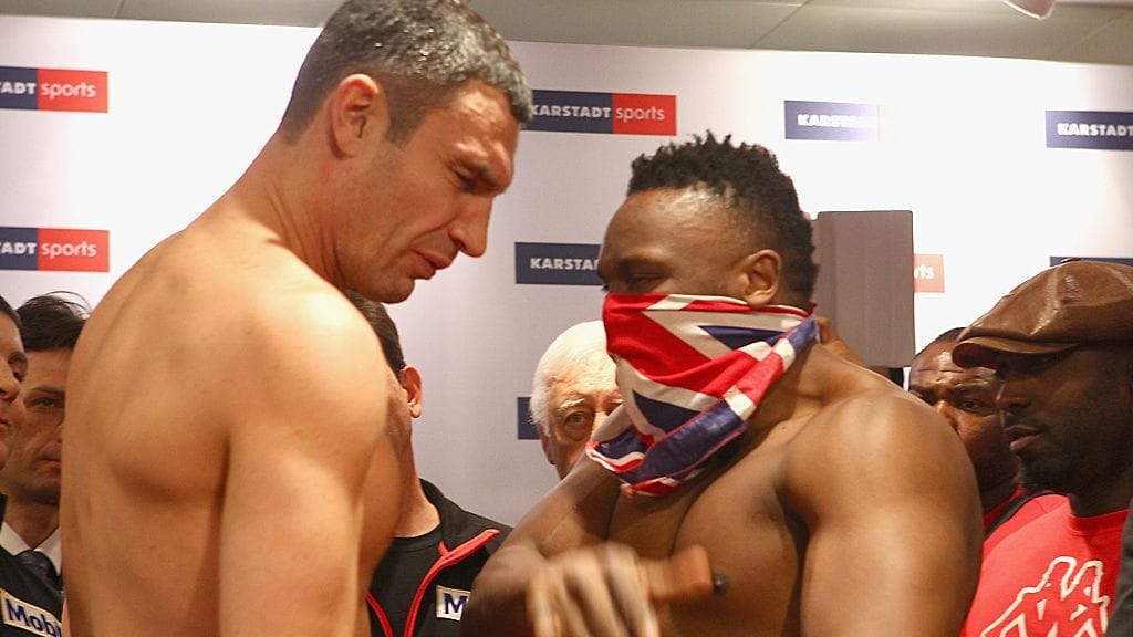Dereck Chisora läimäytti punnituksessa Vitali Klitshkoa