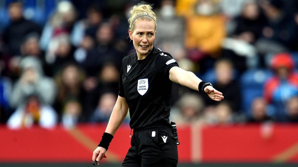 Lina Lehtovaara tuomitsee jalkapallon EM-kisoissa kesällä.