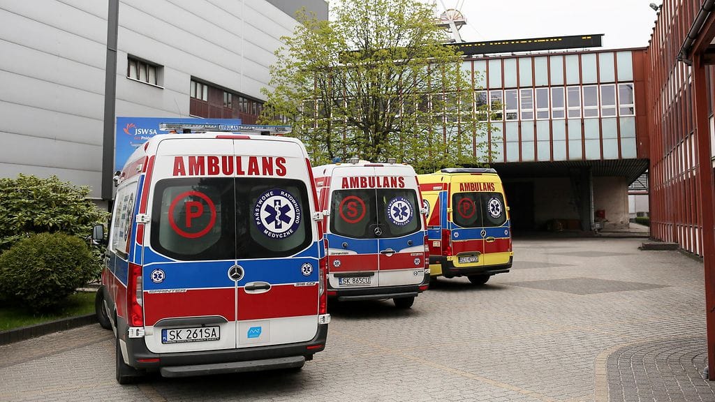 Ambulansseja odottamassa kaivosyhtiön edustalla Puolan Pniówekissa.