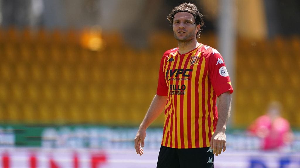 Perparim Hetemaj pelasi Italiassa vuodesta 2010 lähtien neljässä eri seurassa. Tässä hän on Beneventon paidassa huhtikuussa 2021.