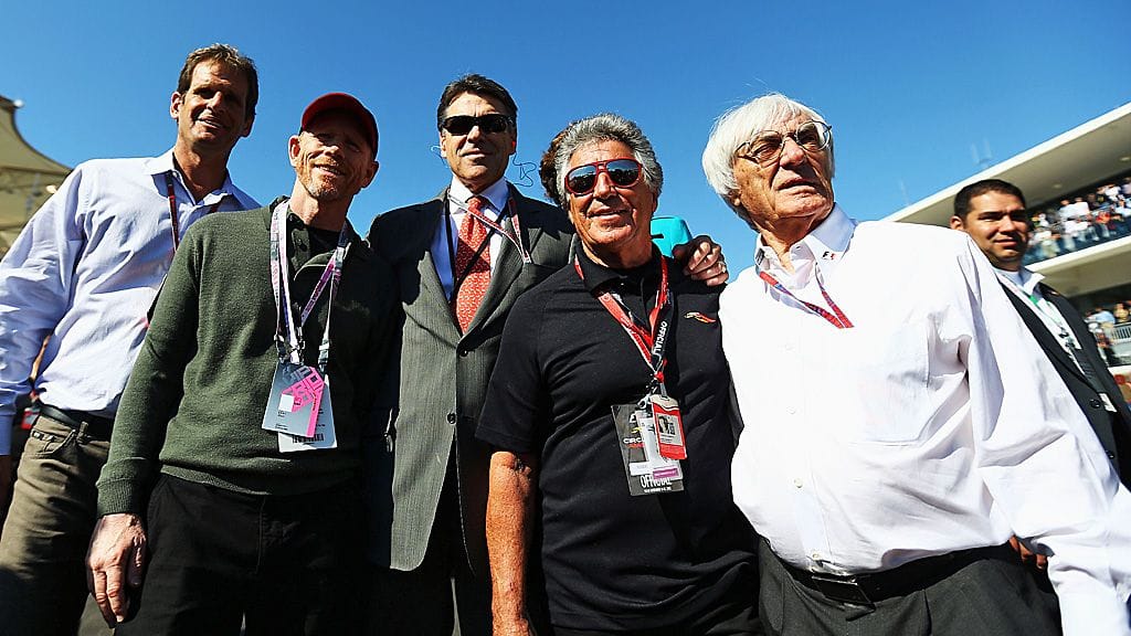 Bernie Ecclestone ulkoilutti julkisuudenhahmoja Austinin radalla. Kuvassa F1-aiheista elokuvaa työstävä ohjaaja Ron Howard (toinen vas.) Teksasin kuvernööri Rick Perry ja F1-maailmanmestari Mario Andretti.