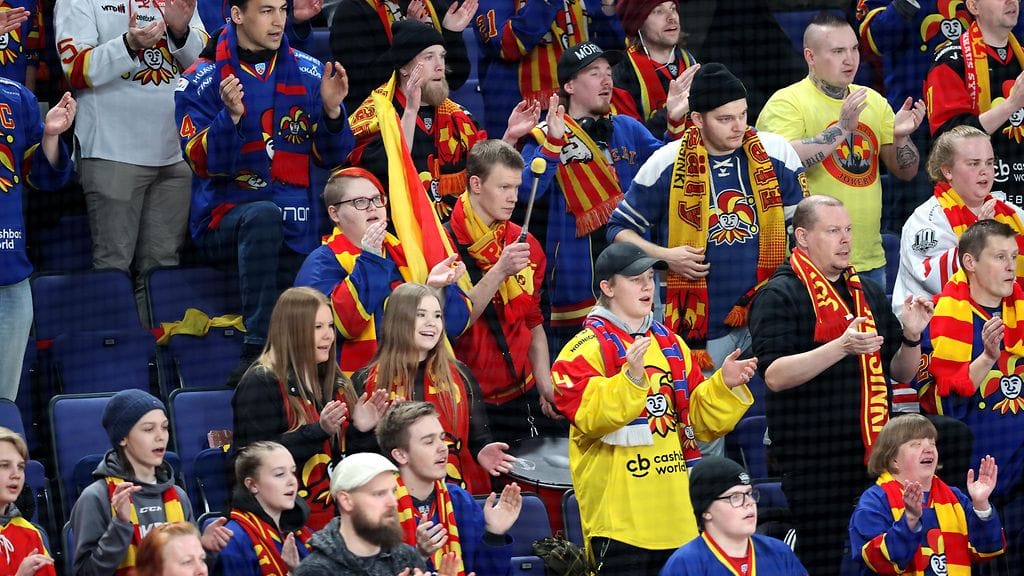 Jokerien faneja seuran KHL-vuosina.
