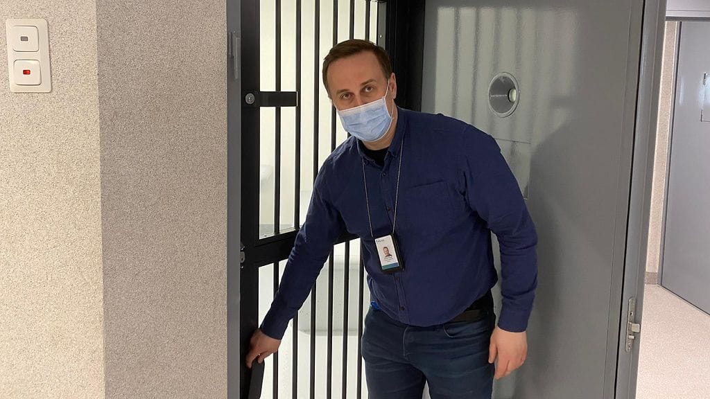 Turvallisuuspäällikkö Jani Kantokoski esittelee uusia sellejä.