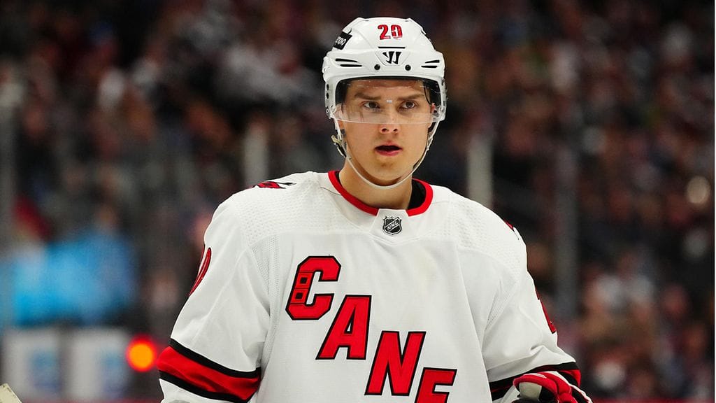 Sebastian Aho on nakuttanut tällä NHL-kaudella 74 ottelussa tehopisteet 36+41=77.