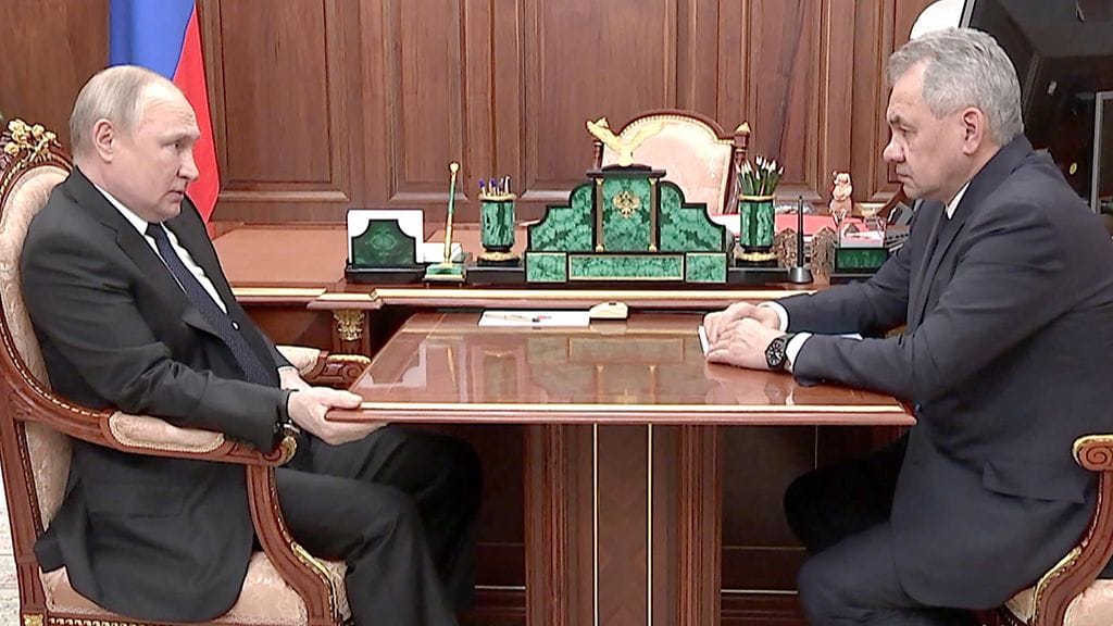Presidentti Vladimir Putinin ja puolustusministeri Sergei Shoigun tapaaminen televisioitiin torstaina.