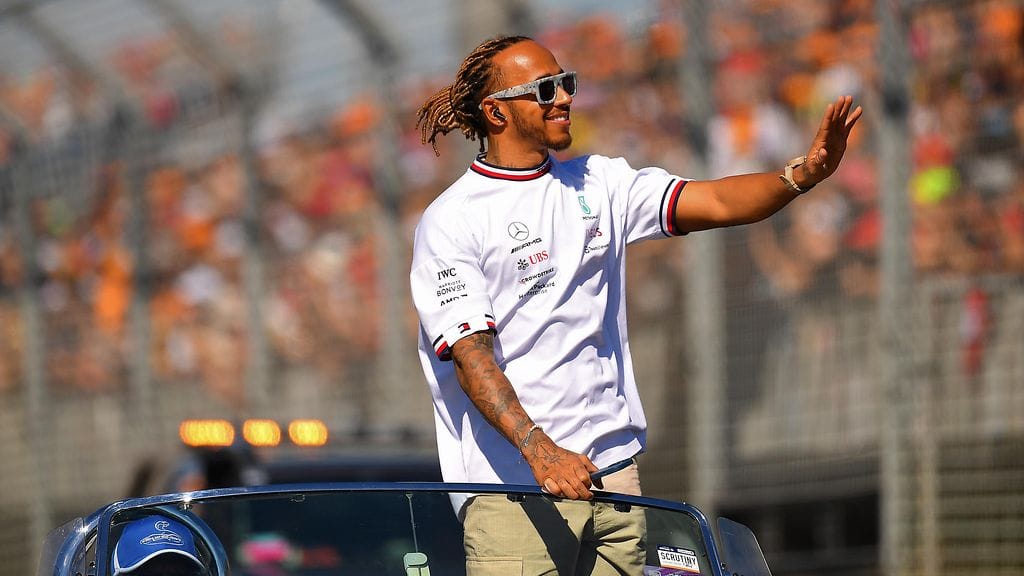 Lewis Hamilton on Sky Newsin mukaan sijoittamassa miljoonia euroja jalkapallojätti Chelseaan kohdistuvaan ostotarjoukseen.