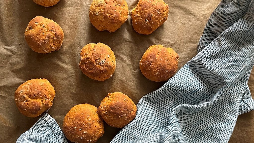 Näihin sämpylöihin ihastui perheen 5-vuotiaskin! Sämpylöihin voi "piilottaa" helposti kasviksia.