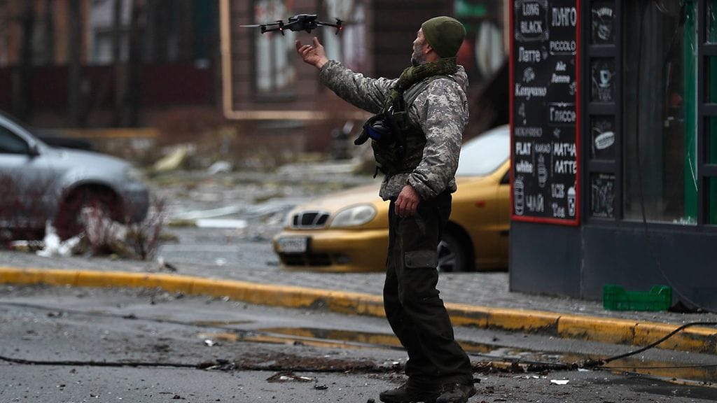 Ukrainalainen sotilas ja lennokki huhtikuussa 2022 AOP