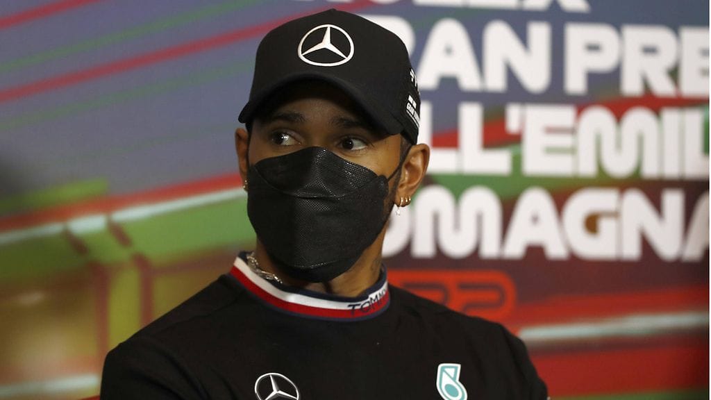 Lewis Hamilton on mukana sijoittamassa miljoonia euroja Chelseaan kohdistuvaan ostotarjoukseen.