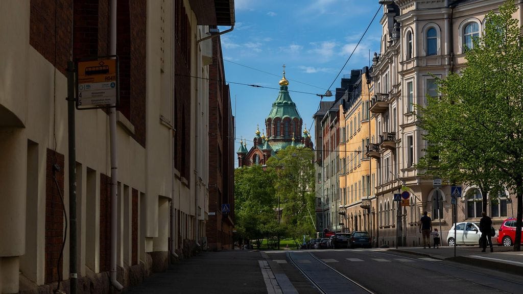 Katajanokka on yksi Helsingin arvoalueista. Näkymä Kruunuvuorenkadulta Satamakadun ja Uspenskin katedraalin suuntaan.