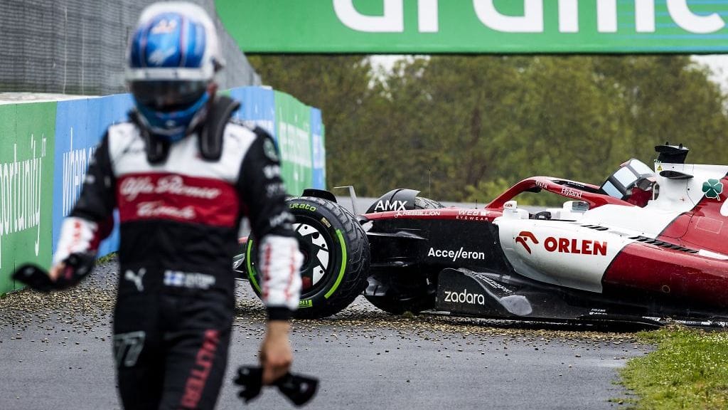 Valtteri Bottas joutui jättämään autonsa radan varteen Alfa Romeon huomattua hälyttäviä merkkejä datassaan.
