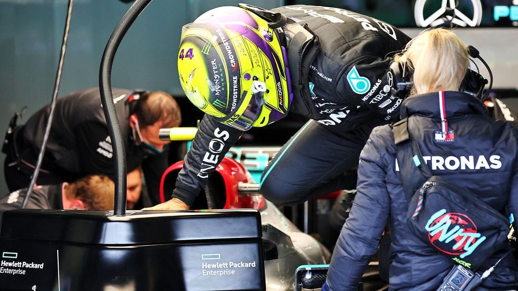 Lewis Hamilton antoi palaa aika-ajojen jälkeen tallipomo Toto Wolffin suuntaan.