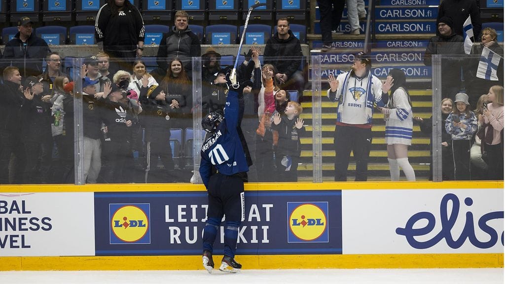 Voittomaali ja maila katsomoon pelin jälkeen – Kuopion oma poika Teemu Hartikainen viihtyi Niiralan montussa.