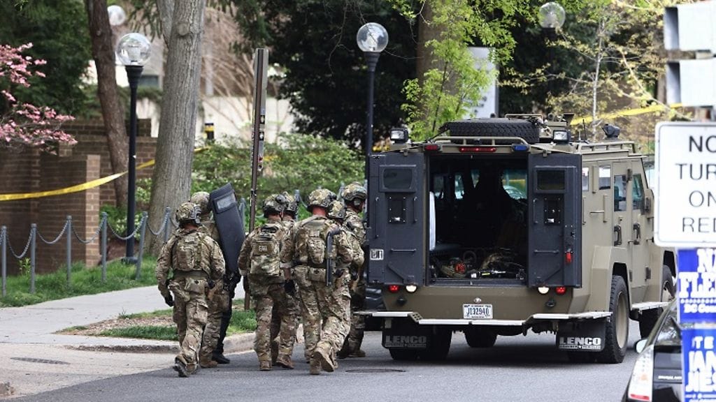 Paikallisviranomaiset osallistuivat epäillyn etsintöihin raskaalla varustuksella.