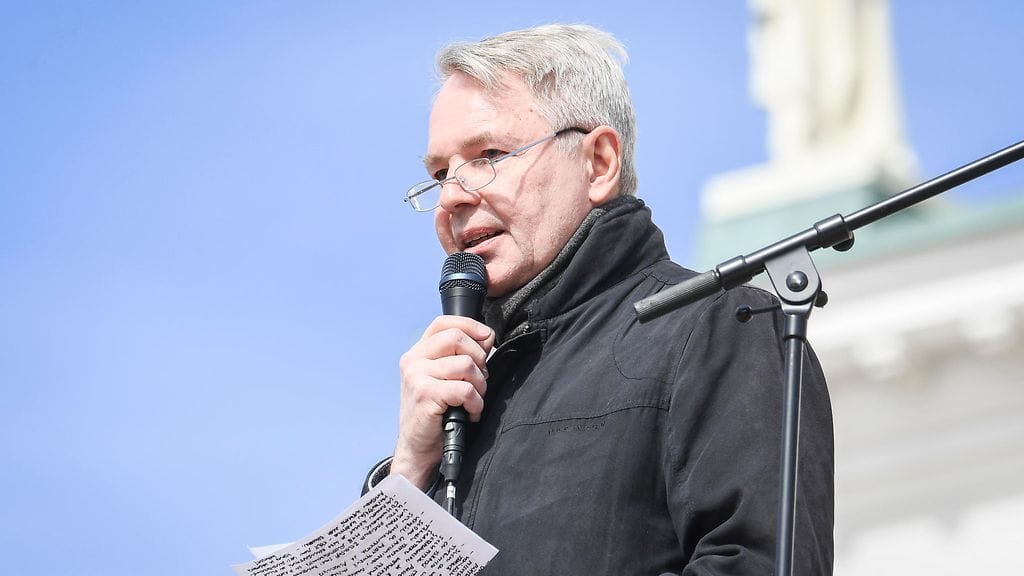 Ulkoministeri Pekka Haavisto Ukrainan sodan vastaisessa mielenosoituksessa Senaatintorilla huhtikuussa.