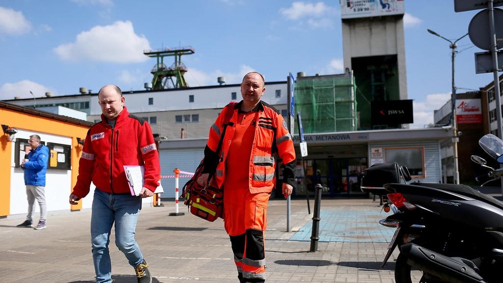Pelastajat matkalla hiilikaivokselle Puolassa.
