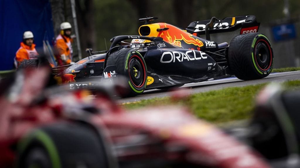 Max Verstappen ajoi ylivoimaisesti paalupaikalle perjantain aika-ajoissa Imolassa.