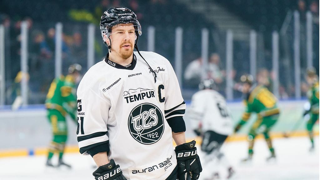 Kapteeni Juhani Jasu palaa TPS: neloskentän keskelle.