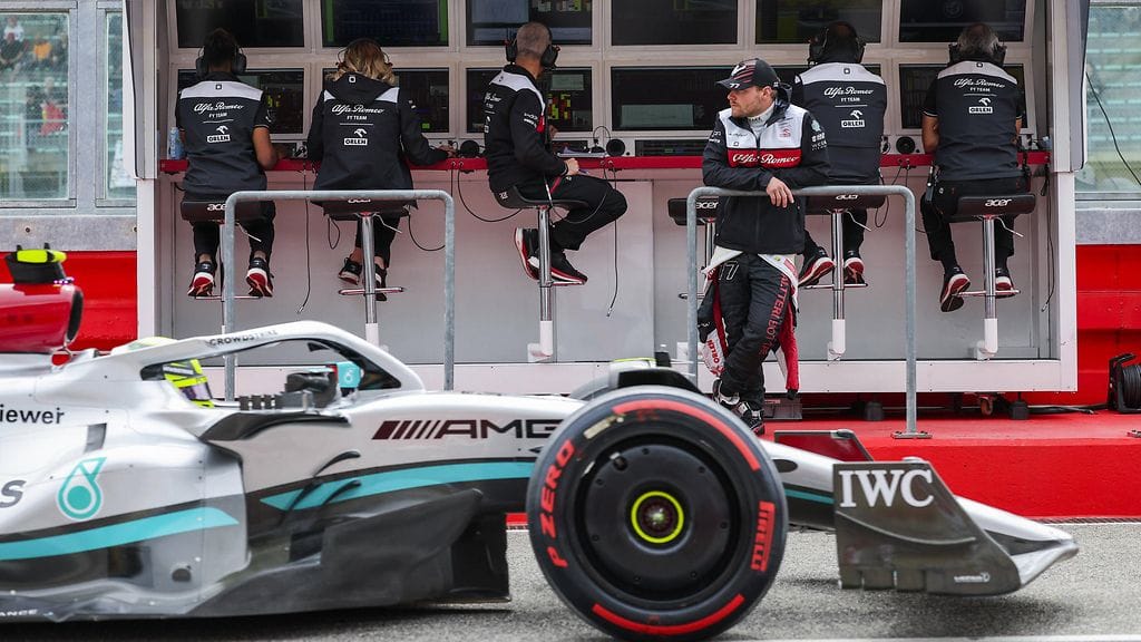 Valtteri Bottas joutui seuraamaan lauantain harjoitukset Alfa Romeon varikkomuurilta.