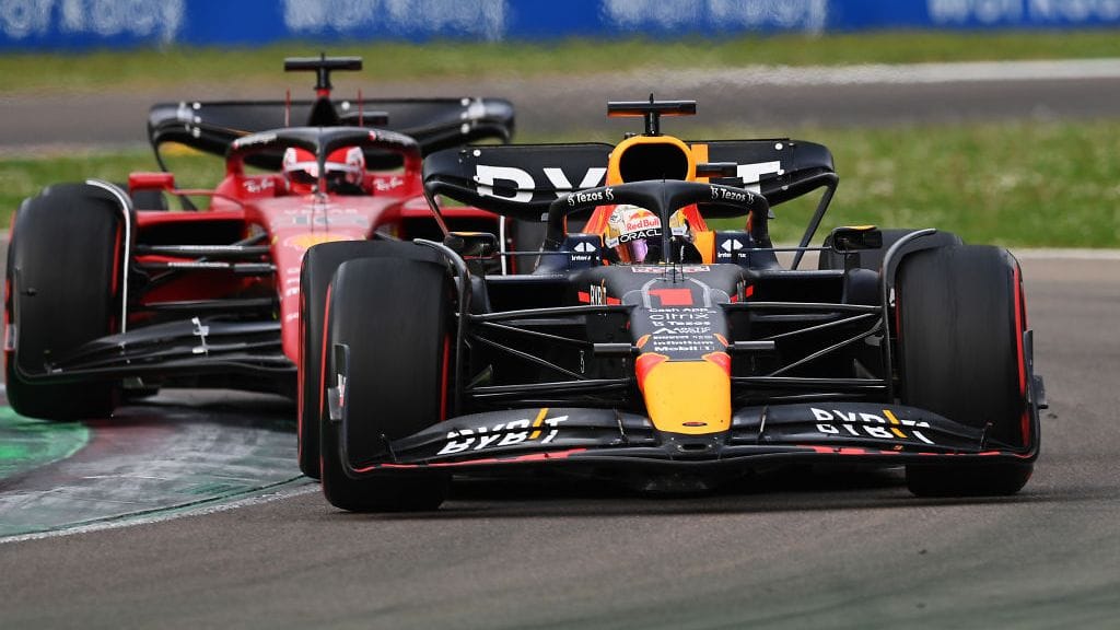 Max Verstappen ja Charles Leclerc kävivät kovan taistelun Imolan F1-sprintin voitosta.