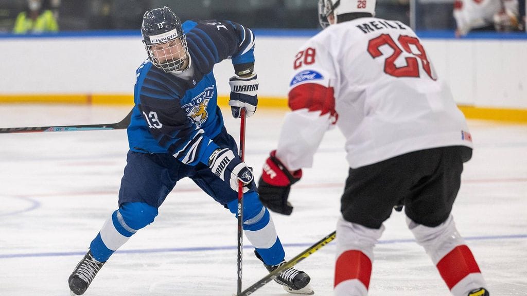 Joakim Kemell kiekossa Sveitsiä vastaan.