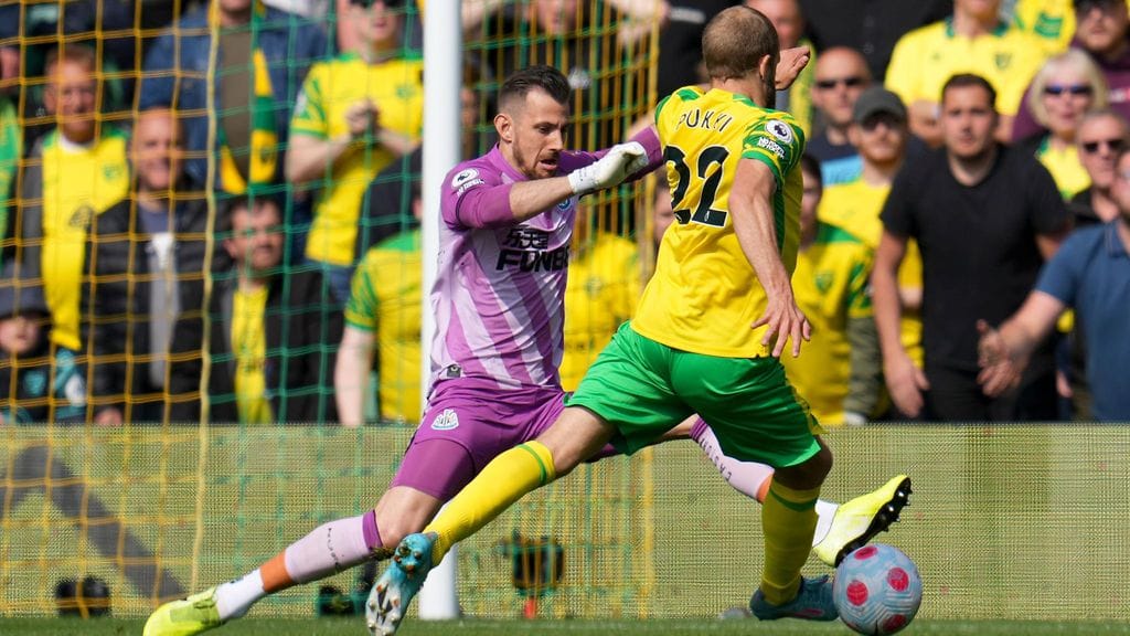 Norwichin Teemu Pukki ei onnistunut ohittamaan Newcastle-maalivahti Martin Dubravkaa.