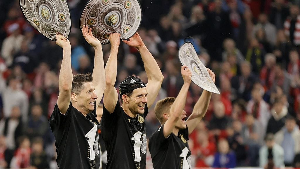 Robert Lewandowski (vas.), Leon Goretzka ja Joshua Kimmich juhlivat Bayern Münchenin varmistamaa Saksan mestaruutta.