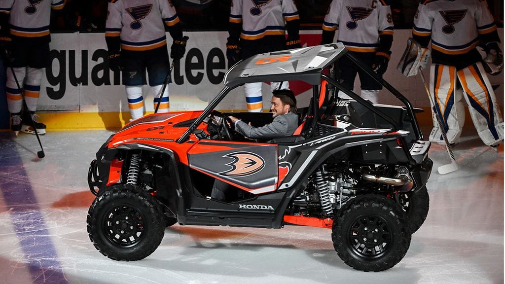 Teemu Selänne muisti uransa päättävää Ryan Getzlafia mönkijällä.