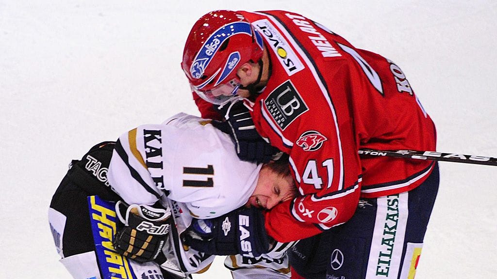 Kiekkotappelu Oulun Kärppien ja Helsingin IFK:n ottelussa. Kyseinen nujakka ei liity poliisin tutkintaan.