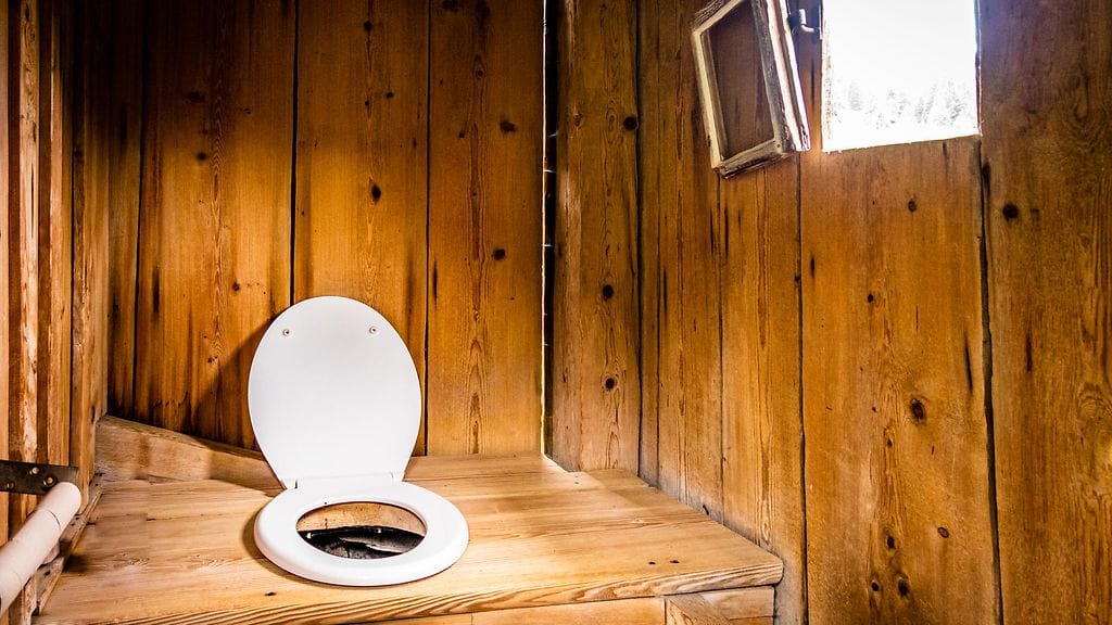 Puhelimensa perään kurotellut nainen piti pelastaa ulkohuussista. Kuvituskuva.