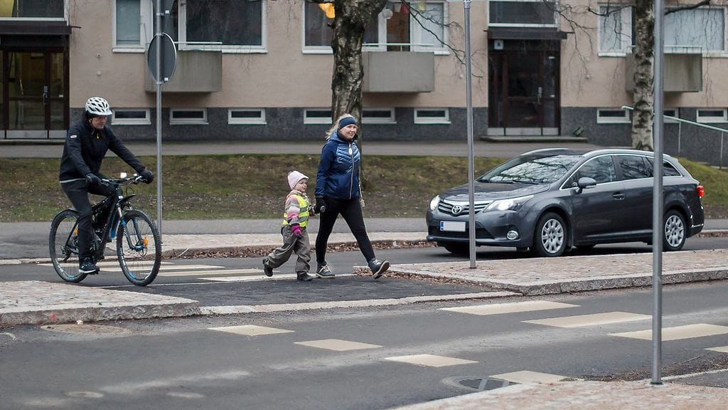 Kumpi väistää, auto vai pyörä? Tässä selkeät vastaukset!