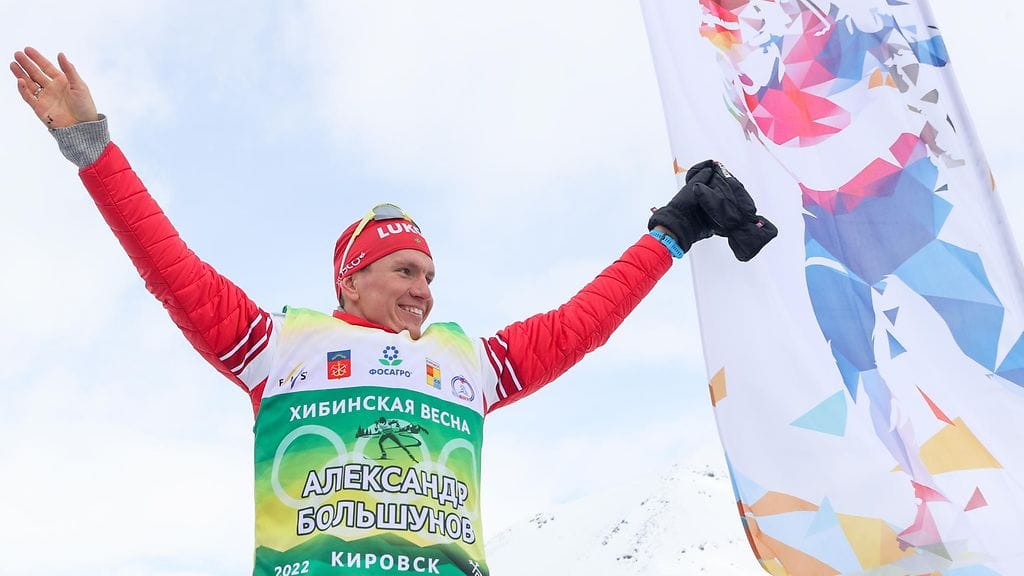 Aleksandr Bolshunov juhli reilu viikko takaperin kansallisen kilpailun voittoa Venäjän Kirovskissa.