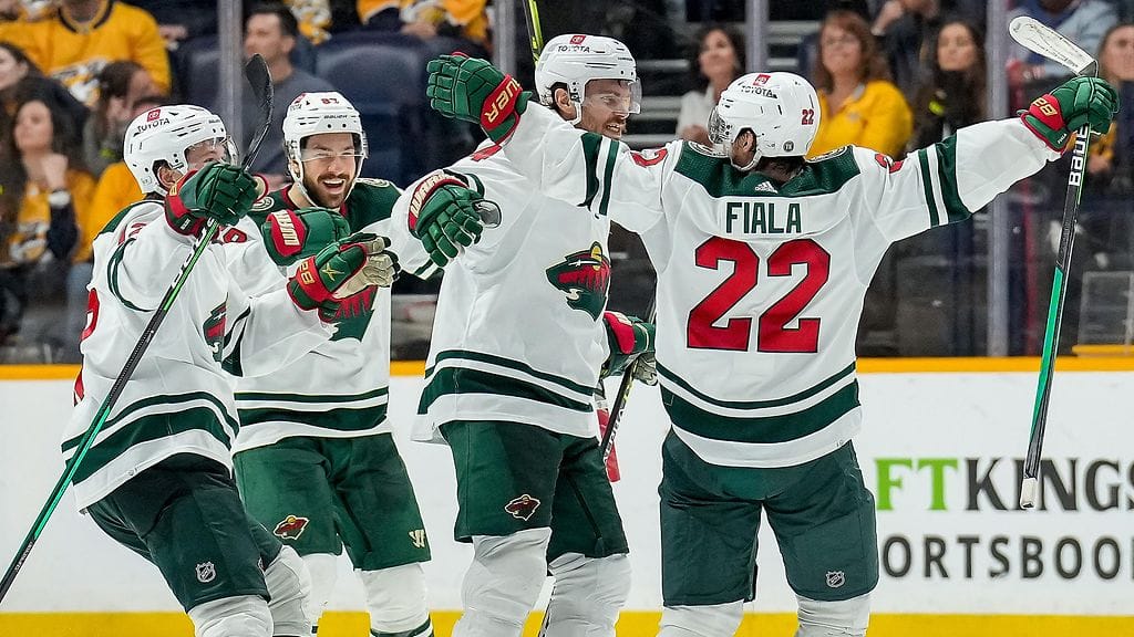 Kevin Fiala vastaanotti joukkuetovereiltaan onnittelut upeasta osumasta.