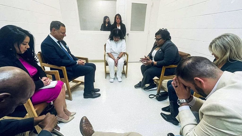 Murhasta tuomittu Melissa Lucio rukoilemassa lakitiimin kanssa.