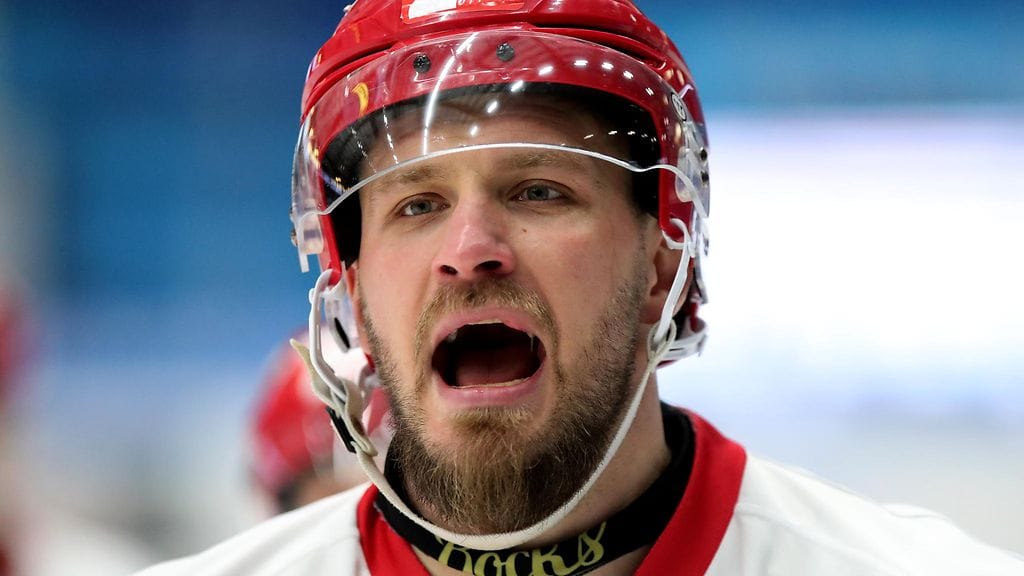 Jonne Virtanen siirtyy kulmaväännöistä penkin taakse.