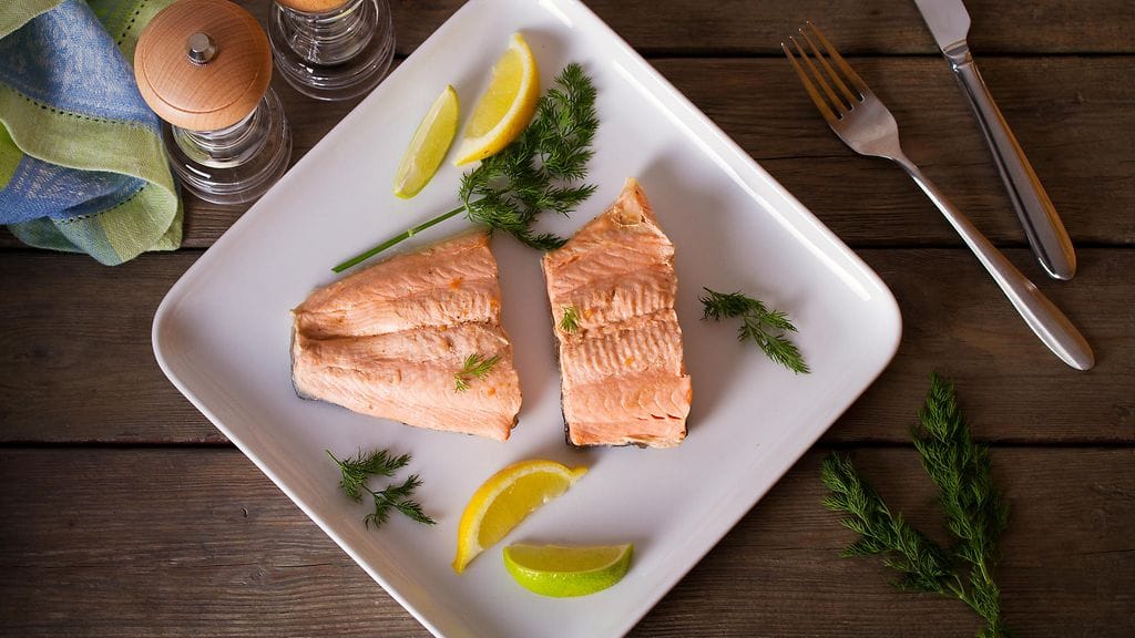 Lohen voi kypsentää usealla tavalla, mutta harva valitsee siltikään metodiksi mikroa.