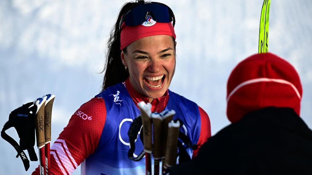 Veronika Stepanova juhli viestikultaa Pekingin olympialaissa.