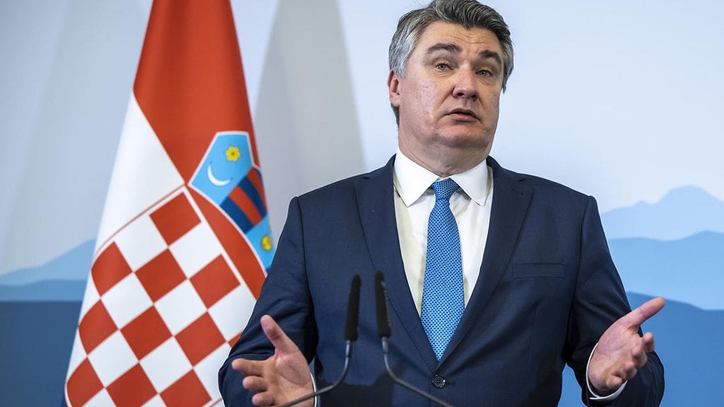 Kroatian presidentinvaalikampanja on asiakysymysten osalta jäänyt laimeaksi kärkiehdokkaiden keskittyessä lähinnä toistensa solvaamiseen. Kuvassa istuva presidentti Zoran Milanovic.