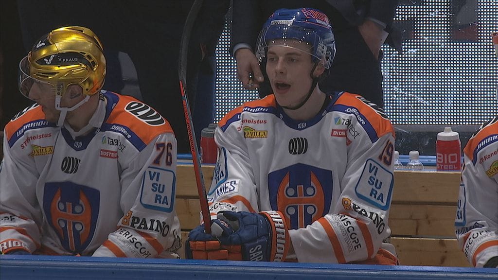 Tapparan Waltteri Merelä laukoo huippupaikasta maalin yli