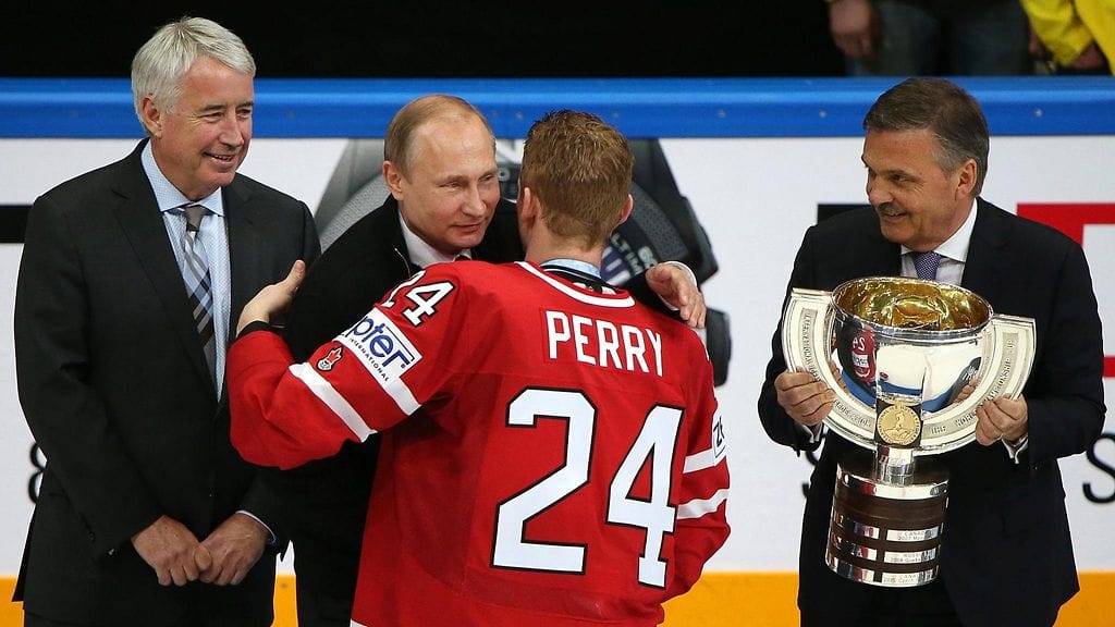 Venäjällä pelattiin miesten MM-jääkiekko viimeksi vuonna 2016. IIHF:n tuolloinen puheenjohtaja Rene Fasel (oik.) jakoi mestaruuspokaalin Kanadan joukkueelle Vladimir Putinin kanssa.